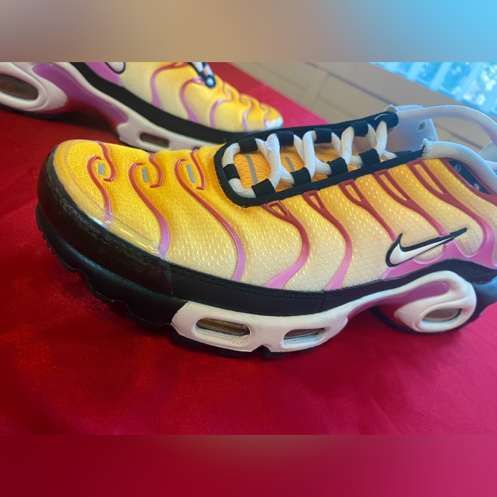NIKE Air max Plus sneakers- women size 7.5